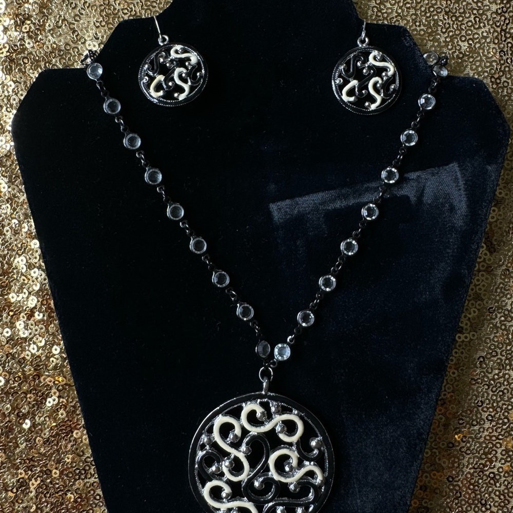 Elegant Black and Silver Necklace Set